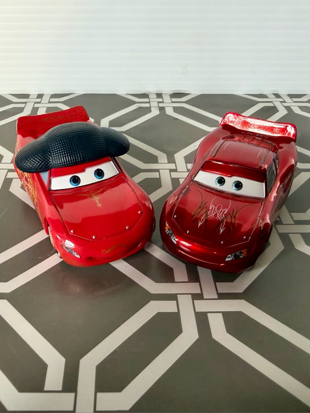 Disney Pixar 1:43 diecast cars, Lightning McQueen, set of 2